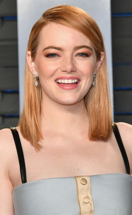 Para bob, long bob y melena larga, el liso como una tabla es tendencia. Emma Stone lleva su media melena lisa con raya a un lado, pero también puedes optar por raya en el medio.