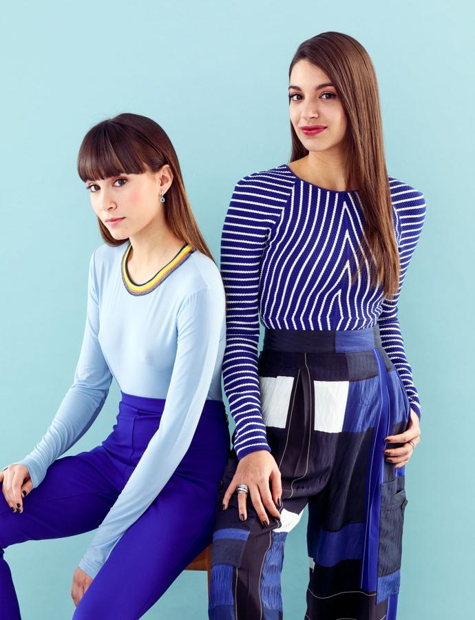 Aitana, con top de Sportmax, pantalón de Max Mara, sandalias de Mascaró y pendientes de Aristocrazy. Ana lleva total look de Hermès y anillos de Aristocrazy.