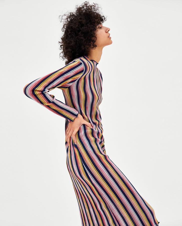 Vestido plisado multicolor de Zara: 9,99 euros.