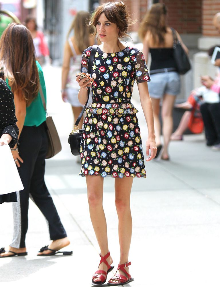 Nos adelantamos al buen tiempo con este look veraniego que Alexa Chung paseó por las calles de Nueva York. Vestido floral de Kenzo combinado con sandalias color terracota y bandolera negra.