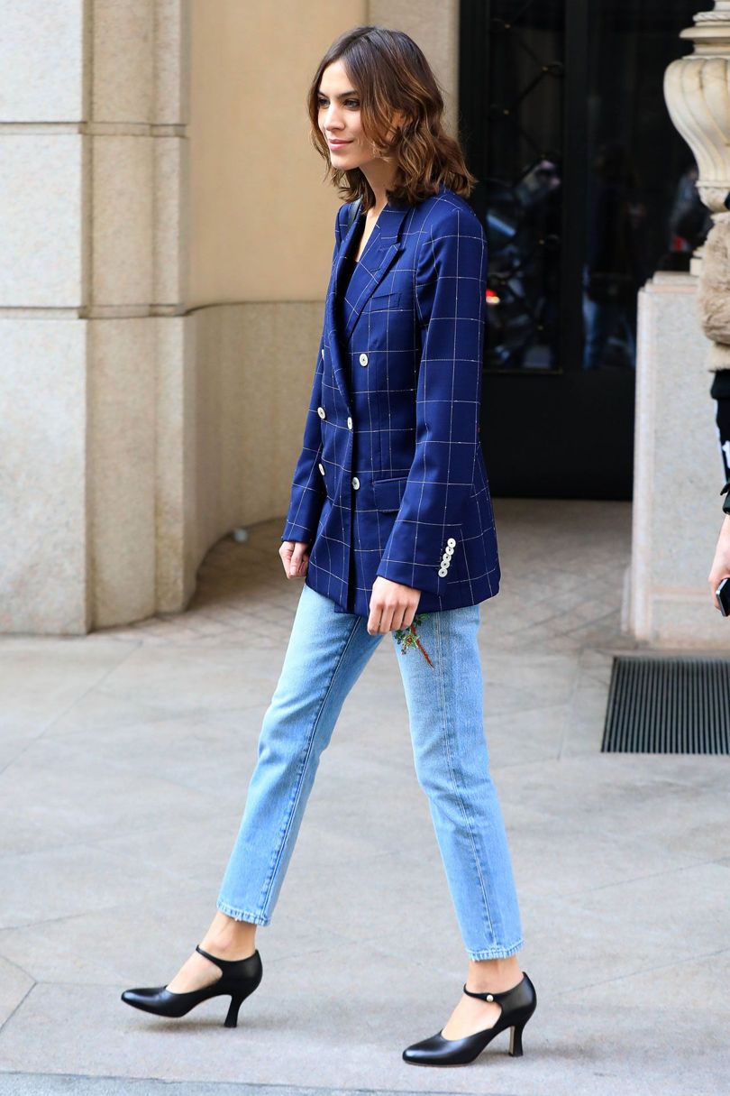 100% estilo british: blazer de cuadros cerrada en color azul combinada con vaqueros y tacones cerrados.