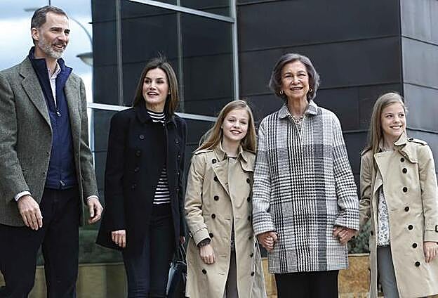 Los Reyes junto a doña Sofía, dada de la mano de sus nietas