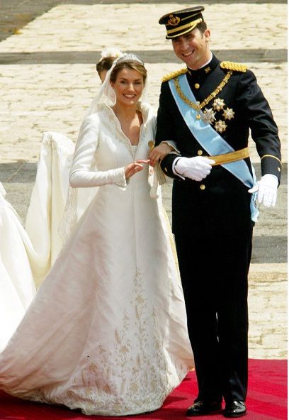El 22 de mayo de 2004, Letizia Ortiz llegaba a la catedral de la Almudena de Madrid bajo la lluvia y vestida de Manuel Pertegaz para casarse con el príncipe Felipe de España. El vestido, confeccionado en seda natural tramada con hilos de plata fina, era de corte princesa, manga larga y escote en pico con cuello en forma de corola, llevaba una cola de 4,5 metros bordada con motivos heráldicos. No cabe duda de que el maestro Pertegaz supo captar la trascendencia del momento: su diseño es absolutamente regio. Puede admirarse de cerca en el Palacio Real de Aranjuez, donde se encuentra en exposición.