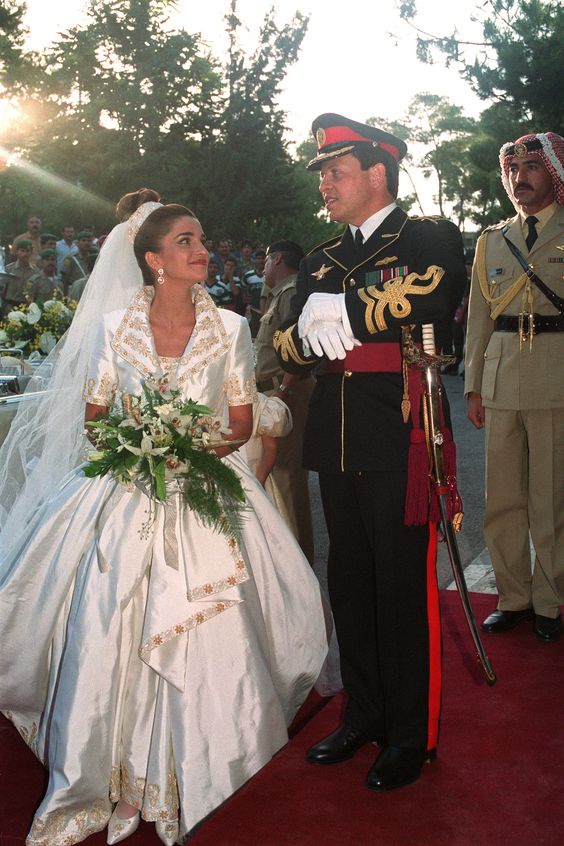 Rania Yassin se casó con el príncipe Abdullah, el hijo mayor del entonces rey Hussein, en el Palacio Real en Amman, el 10 de junio de 1993. El vestido fue obra de uno de los diseñadores de la princesa Diana, Bruce Oldfield, que acertó de pleno al proponer manga corta y un adorno bordado en oro en el que se expresaba todo el barroquismo y viejo esplendor de las cortes orientales.
