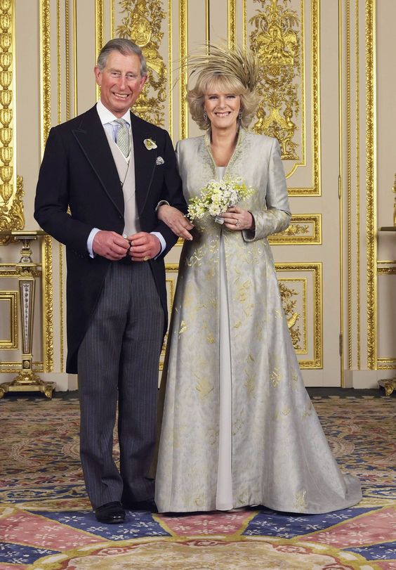 El vestido de Camilla Parker-Bowles puede ser leído como una metáfora de la propia historia de amor de esta mujer no precisamente amada por la ciudadanía británica con el heredero de la corona británica: sorprendentemente, logra que nos olvidemos de todos los problemas. La genialidad de recurrir a ese magnífico tocado de plumas doradas convierte la consabida tiara en una intrascendencia insípida, mientras que la diseñadora Anna Valentine maravilla con su visión de cómo debe ir vestida una futura princesa que ya no cumple los 50. Camilla lleva un abrigo de damasco azul y dorado sobre un vestido de chiffon que no puede ser más favorecedor.