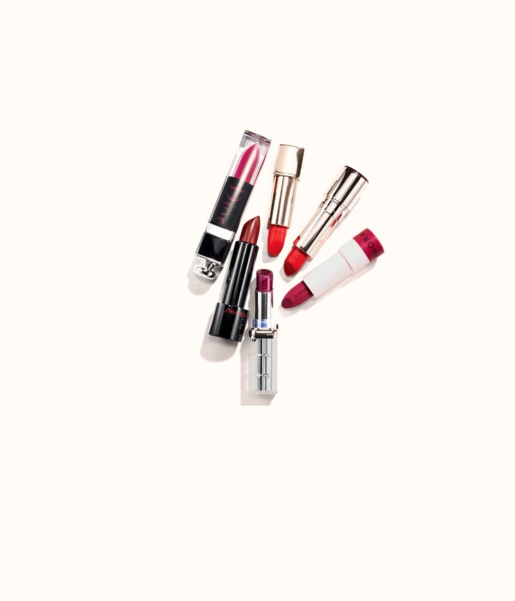 1. Dior Addict Lacquer Plump en tono 777 Diorly de Dior (37 euros). 2. Rouge Allure Velvet tono 66 L'Indomable de Chanel (35 euros). 3. Labial Joli Rouge Velvet en tono 761 Spicy chili, de Clarins(26 euros). 4. Barra de labios Rouge Rouge en tono Curious Cassis de Shiseido (30,50 euros). 5. Lipstories de Sephora Collection, tono 31 Golden Gate, de Sephora (8,99 euros). 6. Color Riche Shine tono Top to Nirvana de L'Oréal Paris (13,95 euros).