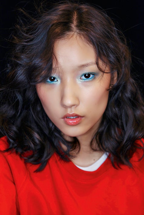 Una mirada de fantasía, con azules pigmentados con purpurina. Desfile: SHOJI.