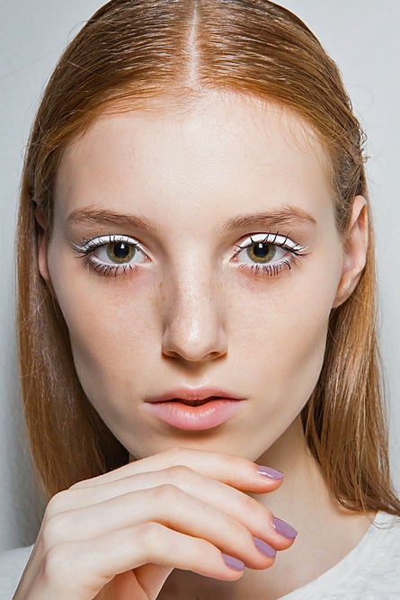 Para que no pase desapercibida, no escondas la goma y sujétala con una horquilla para que no la tape la melena. Prueba con: la pomada Damped para "looks" mojados de Osis+.