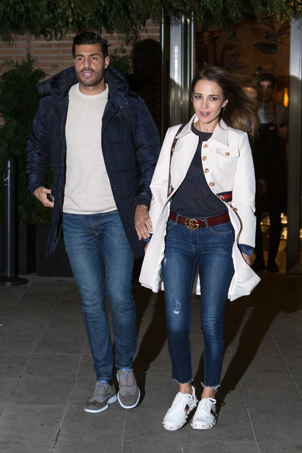 Si el look con esmoquin de Paula Echevarría nos ha parecido una maravilla, ¿qué nos decís de este estilismo 'casual chic' con el que también paseó de la mano de Miguel Torres?