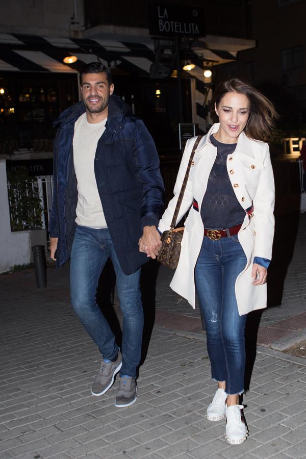 Para salir a cenar con Miguel Torres Paula Echevarría combinó unos sencillos vaqueros pitillo con un suéter azul marino calado y lujosos complementos que acapararon todo el protagonismo del look: abrigo blanco de entretiempo, zapatillas 'deluxe' con detalle de perlas y cinturón, todo de Gucci, así como 'shoulder bag' de Louis Vuitton.