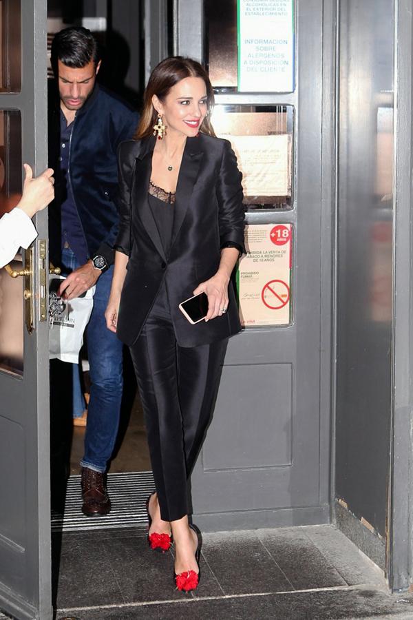 Yves Saint Laurent dijo que "quiero encontrar para la mujer el equivalente del traje masculino", y en su desfile de 1966 adaptó el esmoquin al armario femenino. Más de 50 años después, Paula Echevarría luce el tuxedo como pocas, y nos deja con este dos piezas un look para enmarcar.