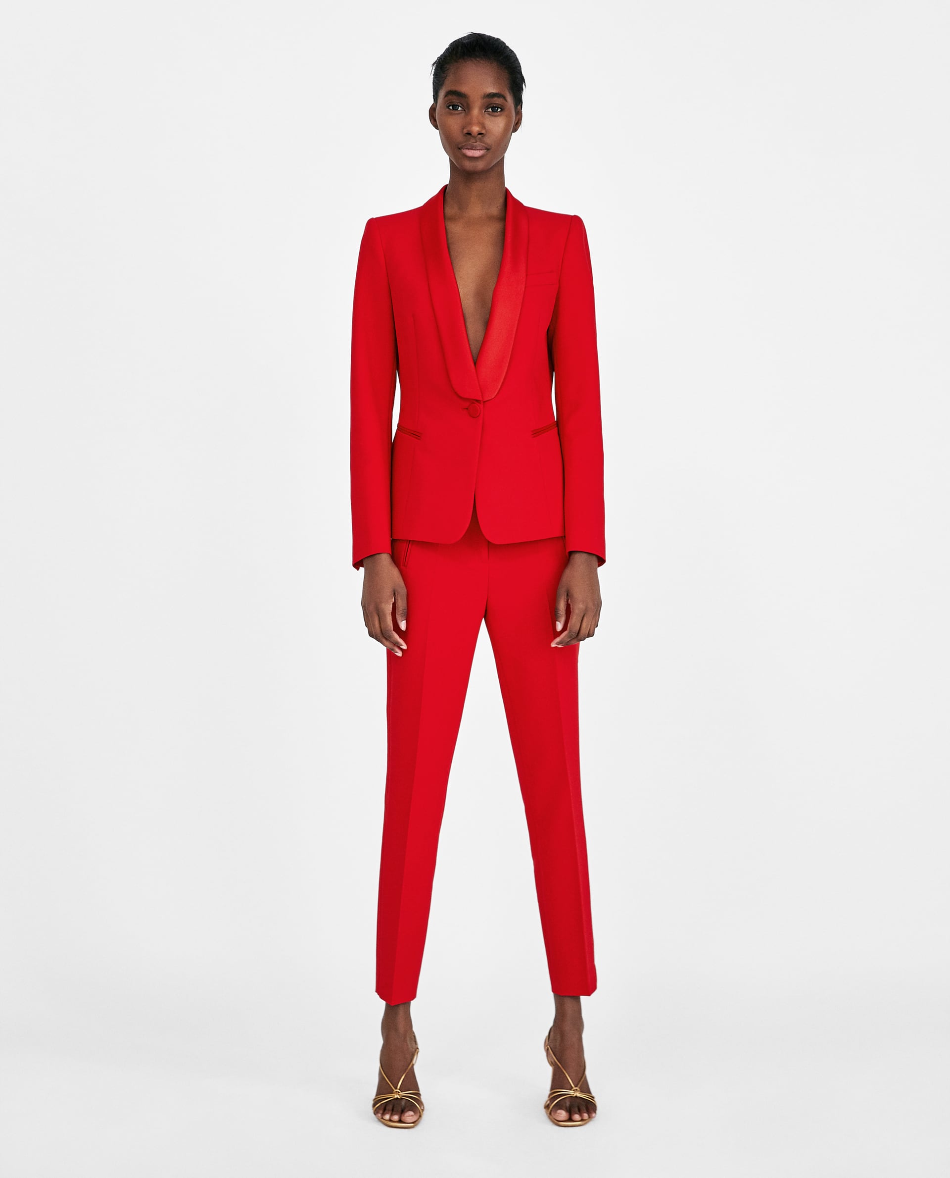 Y verás cuando te madre te vea así de guapa antes de salir de casa con un traje tan elegante como este rojo, que además es el favorito de las famosas.