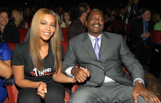Matthew Knowles ha sido representante de bastantes grupos musicales famosos, pero sobre todo de Destiny's Child, el grupo de chicas que lanzó a la fama global a su hija, Beyoncé. En 2013, la reina Bey se enteró no solo de que su padre distraía dinero de su cuenta, sino que no había pagado impuestos debidamente los años 2010 y 2011. Total: la deuda ascendía a 1.213.580 dólares. Lo despidió y hasta nunca.