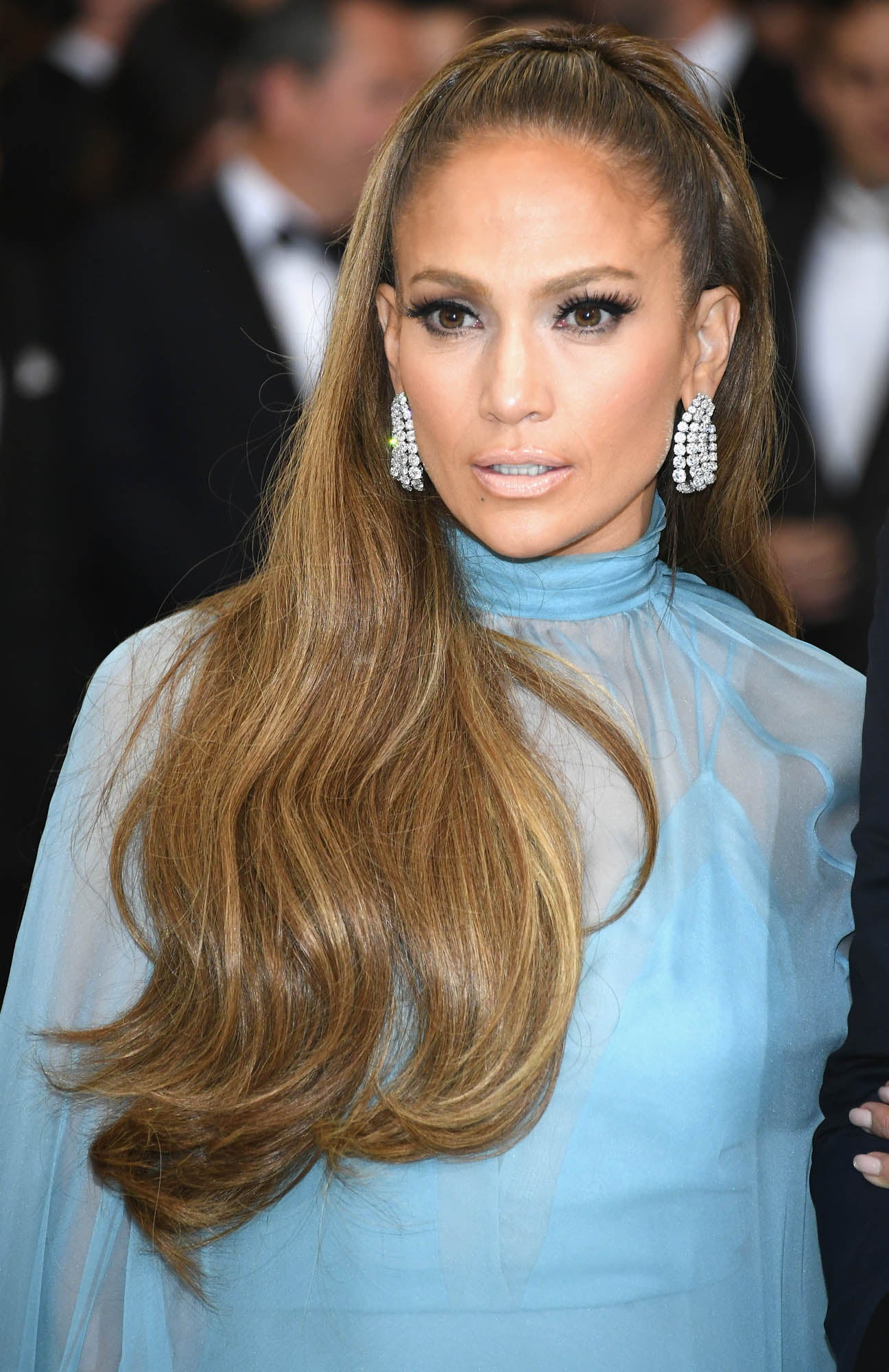 Durante sus conciertos o cuando acude a eventos como la Gala Met, JLO suele optar por las extensiones para presumir de melena extra larga.