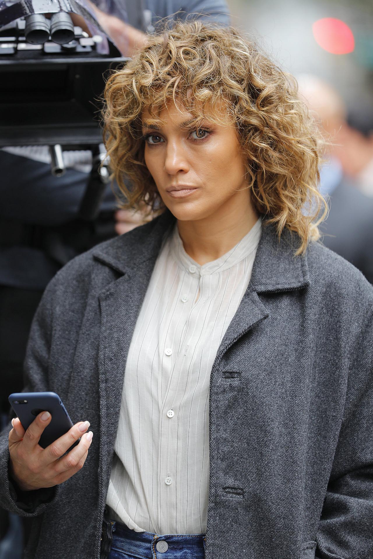 Durante el rodaje de la serie 'Shades of Blue' en Nueva York, Jennifer Lopez se dejó ver con un look diferente: melena corta rizada y con flequillo.