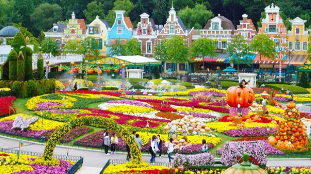 Everland está situado en Corea del Sur y es el parque de atracciones más gran del país y el más visitado (casi 7 millones de visitante al año). Llama la atención su bonita decoración repleta de flores durante todo el año.