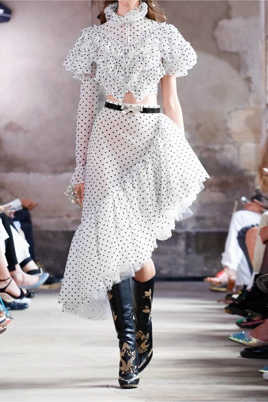 Y cuando al día siguiente aparezcas con esta falda de tul temerás mancharte porque a una preciosidad como esta falda de tul hay que tratarla con mimo.