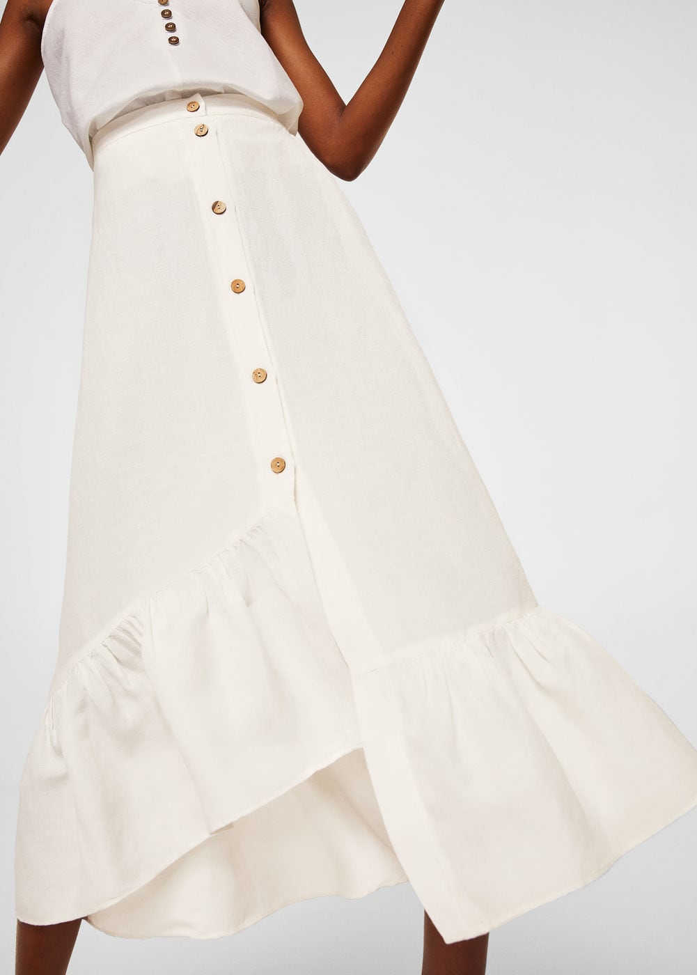 Eso sí, hay opciones igual de bonitas y mucho más económicas como esta falda de Mango.