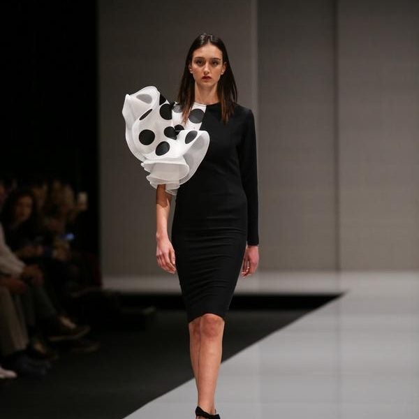 A prueba de manchas de rebujito, no hay nada mejor que vestirse con un vestido negro como este.