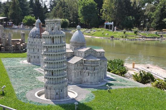 En Leolandi (situado en Bérgamo, Italia) no todo son atracciones al uso, también puedes encontrar estas pequeñas maquetas de las arquitecturas más espectaculares de toda Italia. Desde la Torre de Pisa a la Básilica de San Pedro en el Vaticano.