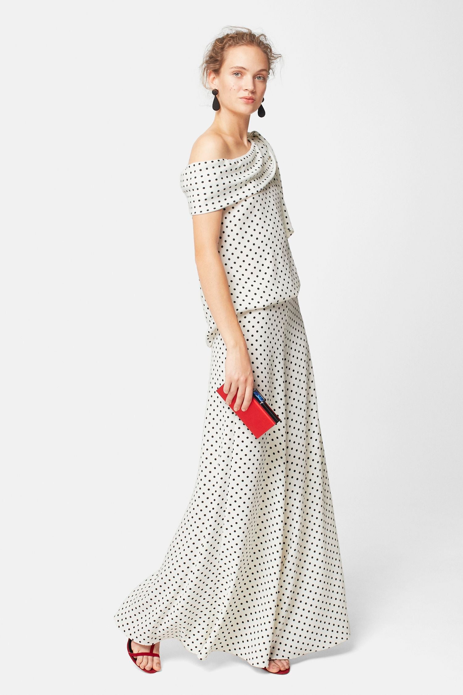 Si el calor hace de las suyas, agradecerás haberte encontrado este pantalón de tejido fluido en esta galería porque es elgane y fresco.