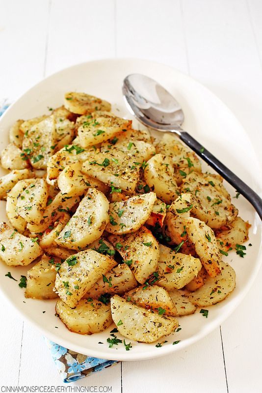 Patatas al horno bañadas en ajo, queso parmesano y perejil. ¡Se nos hace la boca agua!