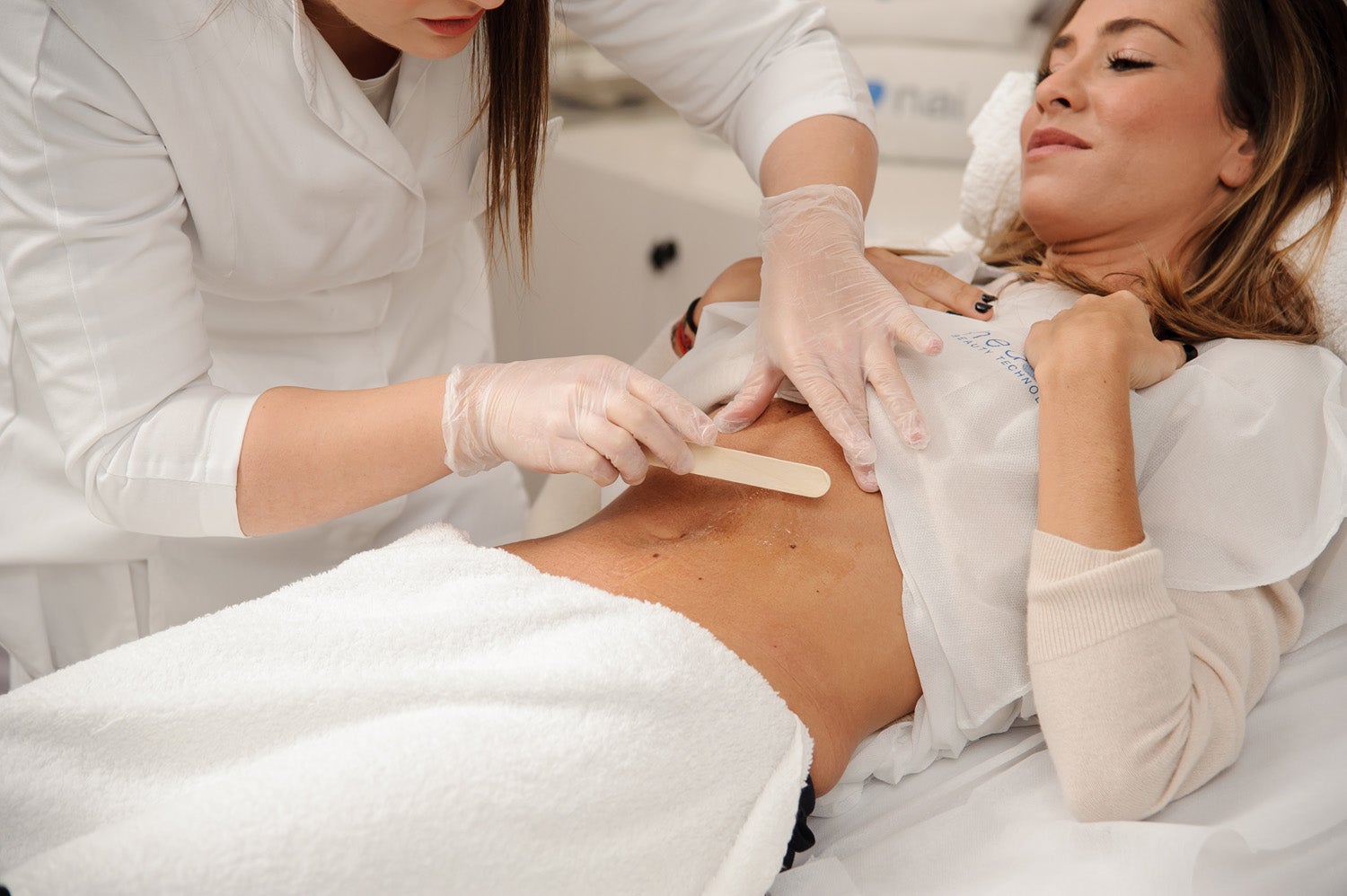 ¿Por qué no le regales un tratamiento estético? Un masaje para que se relaje, un tratamiento anti-edad para el rostro, la depilación láser o quizás un tratamiento coporal para ponerse en forma antes del verano, como Venus Legacy. Se trata de una plataforma de radiofrecuencia multi-tratamiento facial y coporal, con el que se longran múltiples beneficios para la piel. (A partir de 59€, sesión en centros  Hedonai )