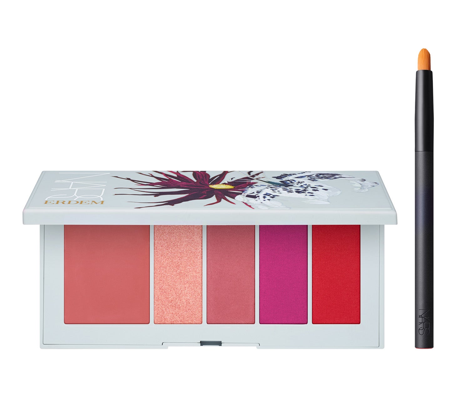 Esta paleta para labios incluye un primer en crema y un pincel de alta precisión para dar color a los labios con cuatro delicados tonos que van del rosa suave de los pétalos a los púrpuras intensos, pasando por el rojo de las rosas. Esta textura en polvo metalizada y de acabado mate se puede usar sola o en capas. (42€)