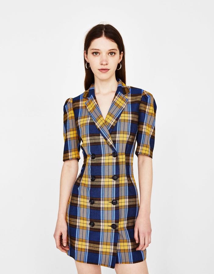 Aunque este vestido tipo blazer con cuadros azules y amarillos tampoco se queda atrás. Que quieres ir formal, lo combinas con unos salones o unas sandalias de pulsera, si prefieres ir más cómoda, unas Converse All Star blancas.