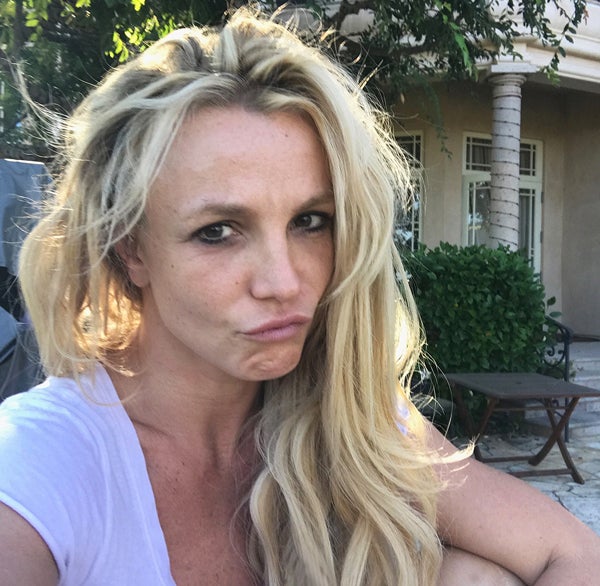 Britney Spears. “Este es mi verdadero yo cuando no tengo que actuar y no me maquillan. ¡Encantada de conoceros!”, escribió la cantante y hoy modelo bajo este 'selfie'. Lo que sí tenía eran restos de maquillaje de la noche anterior...