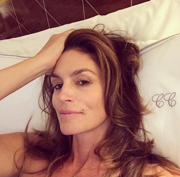 Cindy Crawford. No hay que ocultarse cuando los años se van dejando ver en nuestro semblante. Al contrario: celebrar las huellas del tiempo en nuestra piel nos ilumina tanto como una buena sonrisa. Dicho lo cual: qué bellezón.