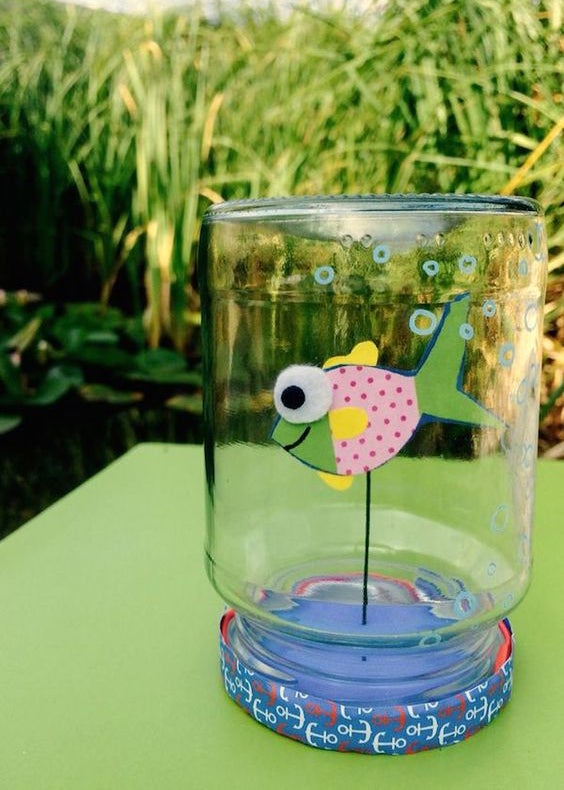 Y para los amantes de los peces... Pero que no estén preparados para tener uno todavía, puedes crear también decoraciones que les haga hacerse a la idea. O también poner dentro sus dibujos animados favoritos y crear toda una colección. ¡Quién va a querer funkos teniendo la oportunidad de hacerlo ellos mismos!