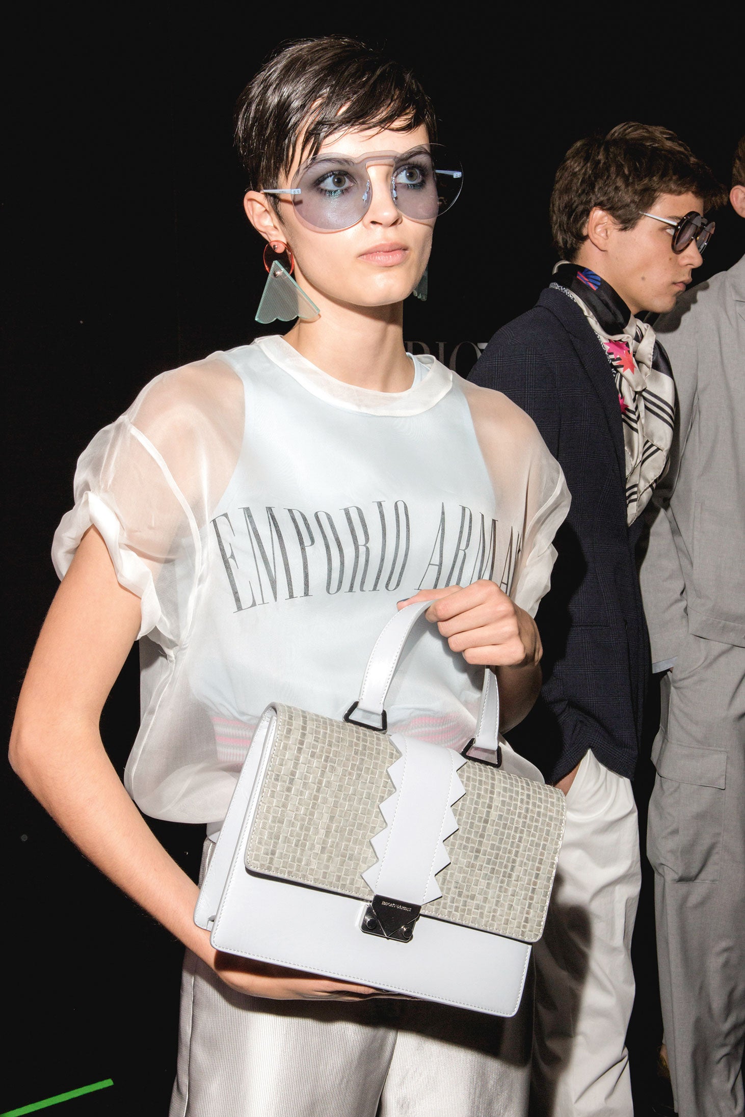 Sí, la organza es uno de los indiscutibles tejidos protagonistas de la temporada y Armani le ha dado un original e inesperado giro estilístico, empleando esta seda transparente para crear las prendas más deportivas.