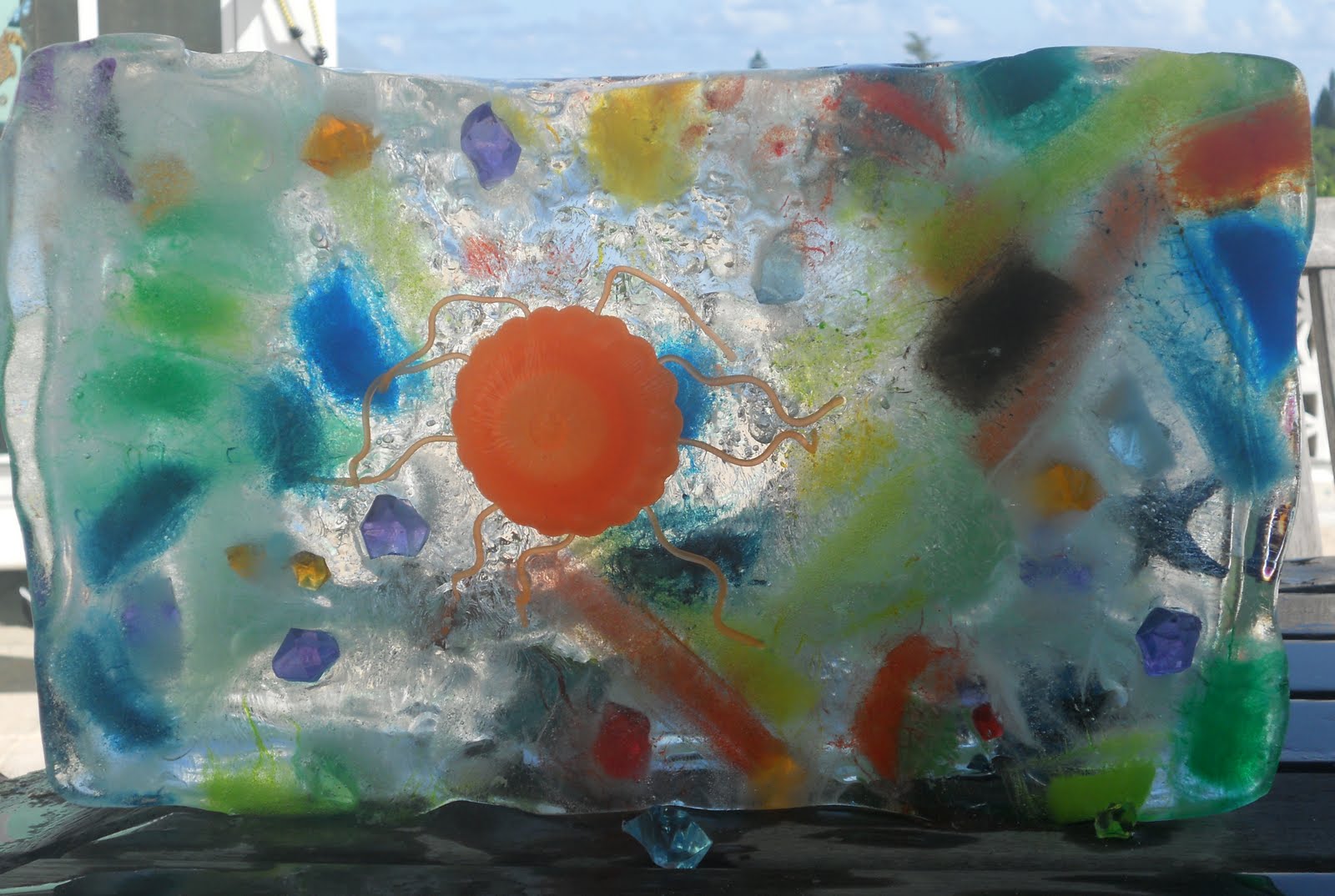 ¡Llegan los días de calor! Y con ellos, uno de los entretenimientos preferidos de los pequeños. Este bloque de hielo esconderá tesoros que no se esperará para nada.