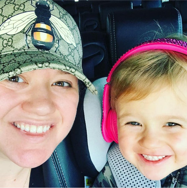 Kelly Clarkson. Estupendo truco el de la cantante estadounidense para triunfar con un 'selfie' a cara lavada: posar con una nena tan rebonita como su hija, River Rose.