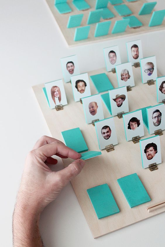 ¿Quién es quién? Seguro que tú lo has jugado alguna vez, o has visto a los más pequeños de la casa hacerlo. ¿Hay algo más divertido que tener tus juegos personalizados? Imagínate cómo sería la próxima cena de cumpleaños o las de Navidades...