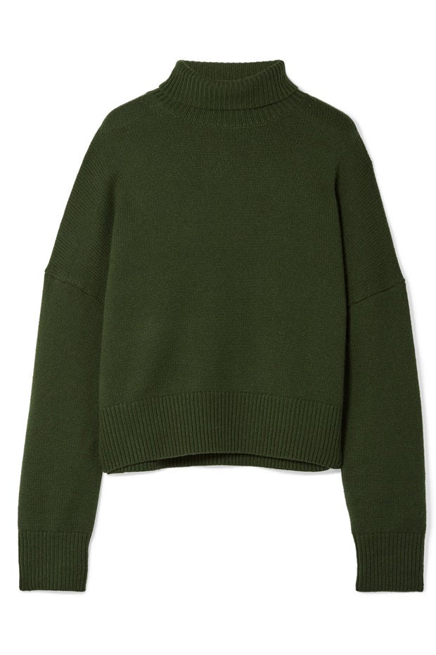 ¿Nuestra combinación favorita? Con un jersey por dentro y una gabardina de cuadros.