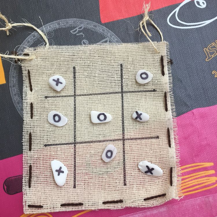 Y para aprovechar la idea de los juegos, un mítico: Tres en Raya que podrá llevarse a todas sus excursiones y viajes en familia. Así evitarás que pinte la pared...