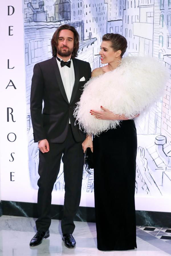 El bolso Kelly de Hermés se llama así porque Grace Kelly, abuela de Carlota Casiraghi, lo usaba para disimular su 'barriguita' de embarazada. En el Baile de la Rosa 2018, la hija de Carolina de Mónaco tomó prestado el truco de su abuela, utilizando las impresionantes plumas de su vestido de Anthony Vaccarello para Saint Laurent.