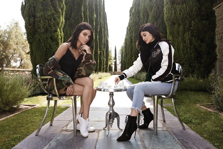 Iconos de estilo y fenómenos de la cultura pop, Kendall y Kylie han aportado a la colección lo mejor de su estilo personal distintivo.