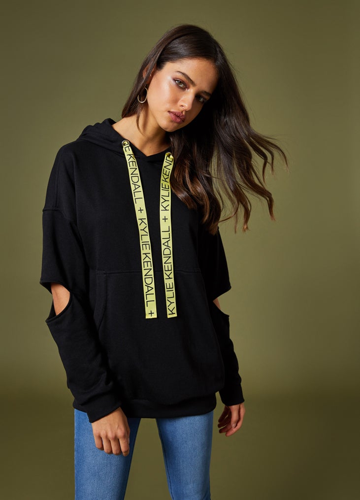 Productos básicos hechos para adular cualquier tipo de cuerpo, ropa de fiesta para los amantes de la moda urbana, vestidos ajustados, sujetadores deportivos, chaquetas bomber y vestidos son algunos de los artículos excepcionales que uno puede encontrar para lucir su estilo.