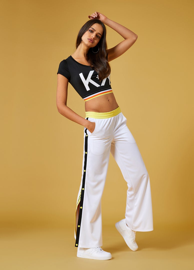 A partir del 12 de abril, los visitantes de las tiendas seleccionadas de FOREVER 21 tendrán la oportunidad de obtener sus propios looks KENDAL + KYLIE eligiendo entre una variedad de estilos impulsados por tendencias y siluetas clásicas.