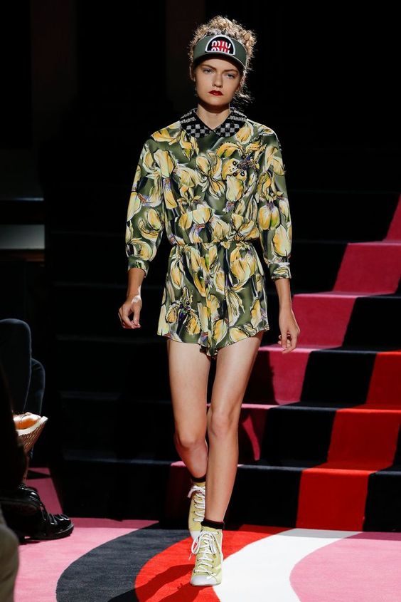 Miu Miu también ha decidido hacer del frontal de su visera un anuncio y ha colocado directamente su logo sobre un círculo rojo, un diseño que evoca bastante una famosa marca de cigarrillos. Tampoco ha querido ponerle plástico a la visera, como es de rigor en el modelo original.