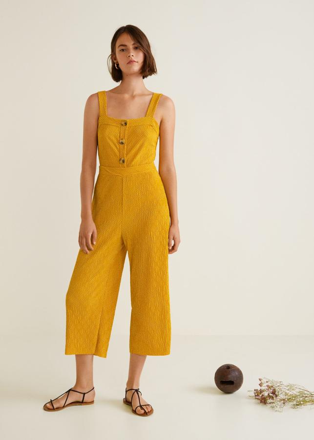 Sí, el amarillo es nuestro color favorito de la temporada, y no nos puede gustar más que dando forma a este mono de inspiración retro de Mango. Precio: 29.99 euros