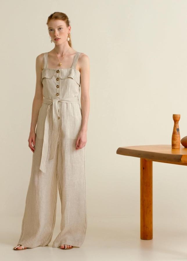 Este mono largo lo hemos visto en mil sitios, y en mil versiones, pero sin duda, este de Mango es uno de nuestros favoritos. Precio: 39.99 euros.