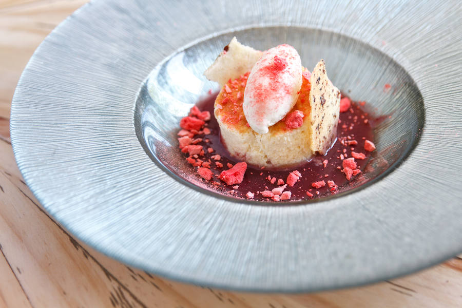 Esta tarta hecha con queso manchego y con un truco familiar (le añaden una pizca de queso azul para que aporte un sabor y una textura especial) puedes encontrarla en Casa Elena (Calle Nueva, 15. Cabañas de la Sagra. Toledo), un restaurante manchego que protege las tradidiciones, los productos y los métodos de cultivo. Se sirve con helado de tomillo y jalea de albaricoque.