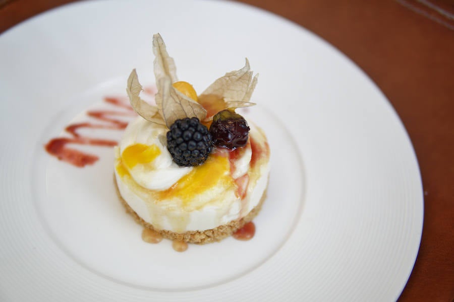 La carta tradicional de quema de queso con mango y miel de jengibre del restaurante La Vaca y la Huerta (Calle Recoletos, 13. Madrid) te conquistará. Su textura tiene un truco que no quieren desvelar, tendrás que ir a probarla y descubrirlo. La sirven con una base de galletas y fruta roja de temporada, moras, fresas o arándanos.En él apuestan por productos de la huerta de temporada y carne gallega de primera calidad.