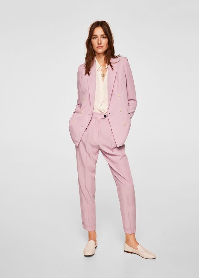 El traje color pastel se ha posicionado como un básico de fondo de armario esta temporada, y si es en 'rosa millennial', como este de Mango, el éxito está asegurado. Precio: 59.99 euros la americana, y 29.99 euros el pantalón.