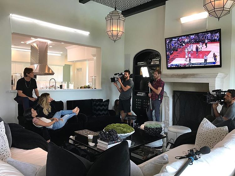 Parece ser que que un equipo de “Keeping Up With the Kardashians” estaba filmando en la casa en Ohio de Khloé y Tristan cuando todo el escándalo estalló. Según algunas informaciones relativas a ese momento, una embarazadísima Khloé montó en cólera, ordenó parar la grabación y expulsó a todo el equipo del programa de su casa. Sin embargo, rápidamente decidió seguir adelante con su plan inicial de dejar constancia televisiva de todo el proceso para total alegría de su madre, cerebro de su éxito televisivo y productora del programa.