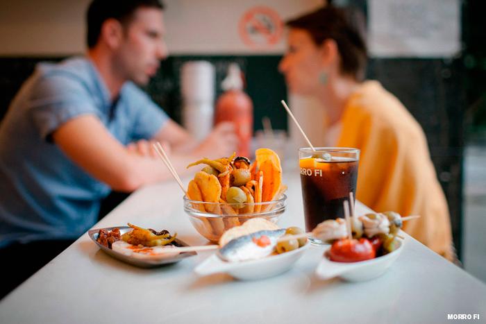 Tiene varios locales en la Ciudad Condal ( consulta aquí cuál de ellos te viene mejor visitar ), y no puedes irte de ella sin pasar, al menos, por uno de ellos a 'hacer el vermut'.